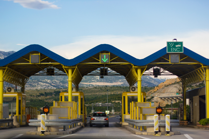 O mașină în stație de taxare autostradă.