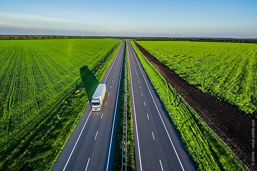 Un camion pe autostradă.