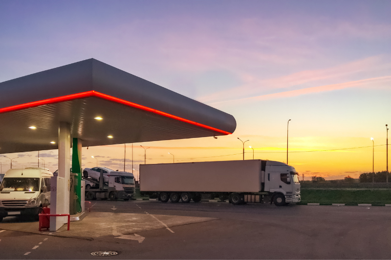 O benzinărie unde staționează un camion.