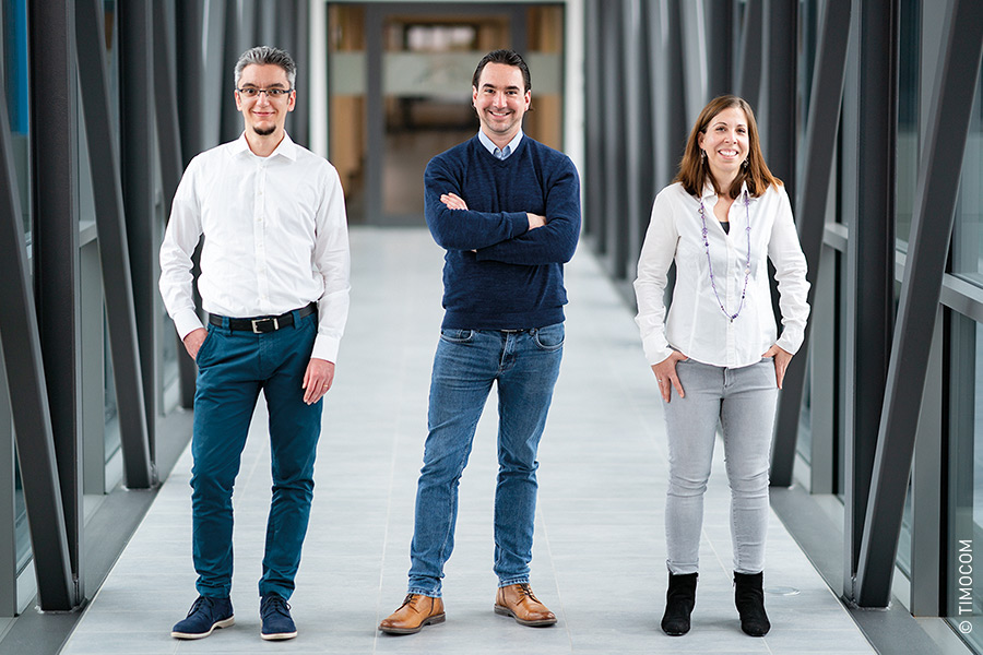Angajații biroului inkasso Julian van Achter, Geoffrey Bladier și Denise Becht sfătuiesc, asistă, mediază și ajută clienții TIMO